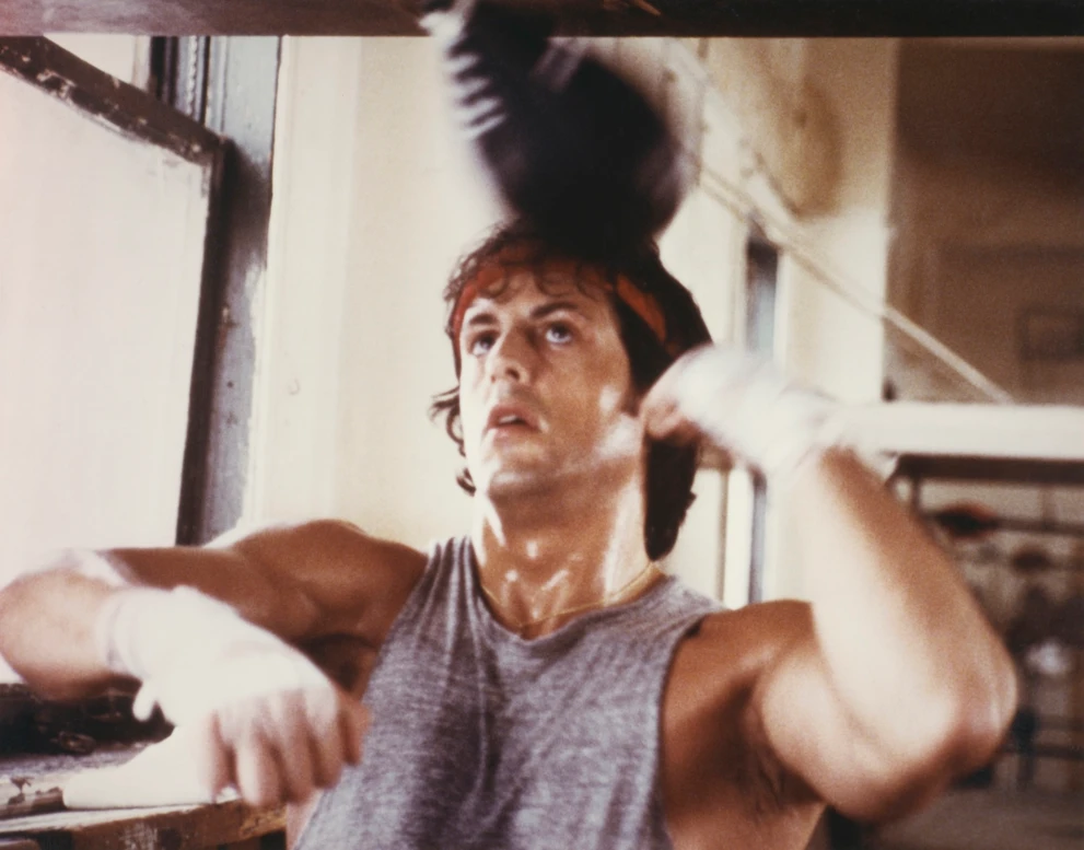 Sylvester Stallone podczas treningu w filmie „Rocky”