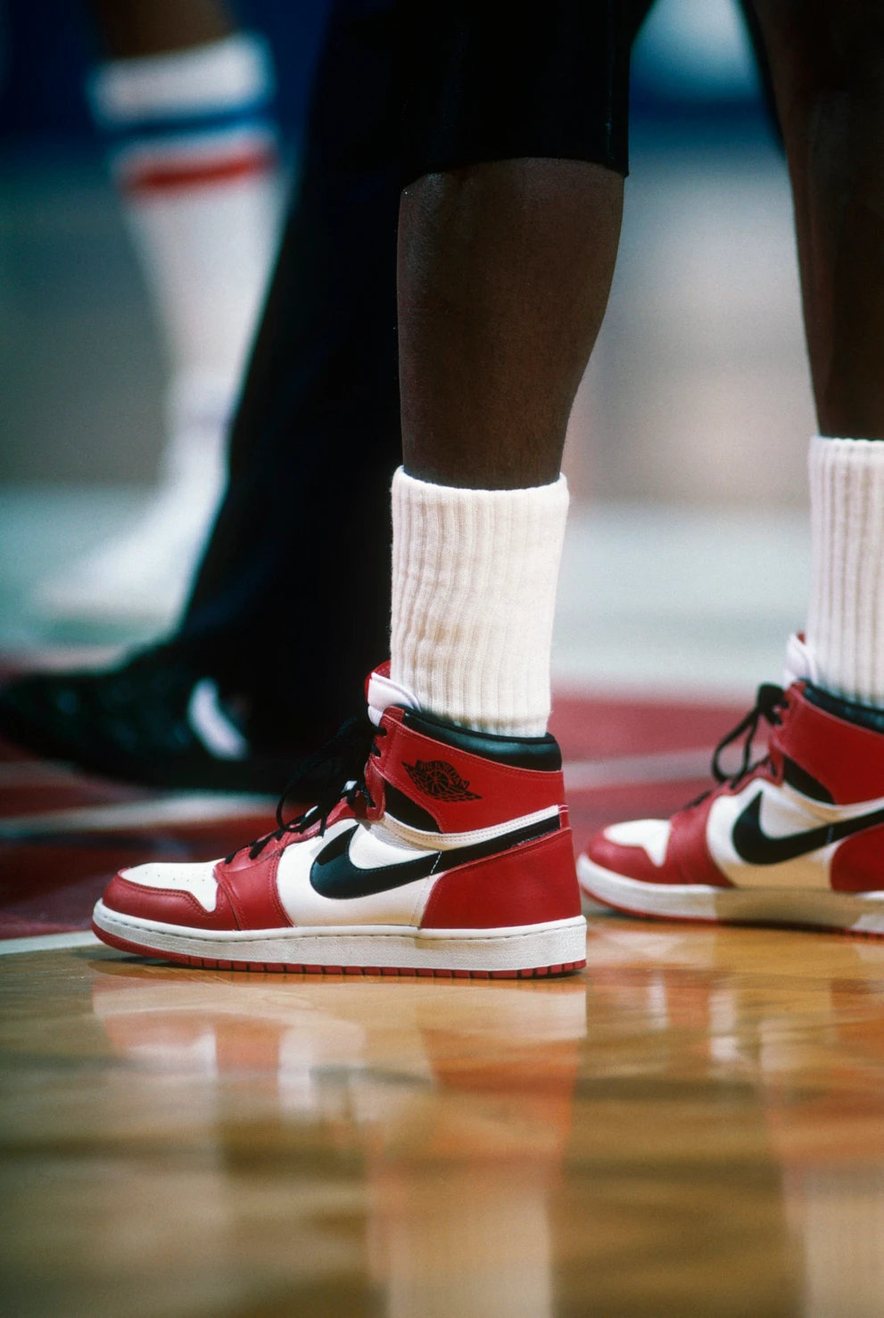 Czerwono-czarne Nike Air Jordan, w kt&oacute;rych grał Michael Jordan