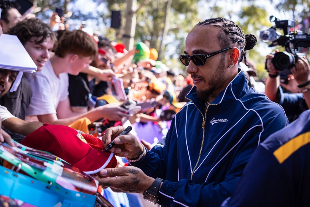 Lewis Hamilton zaczyna sezon w unikatowej kurtce od Williego Chavarrii