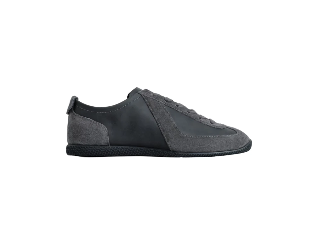 COS sneakersy zamszowe na wiosnę