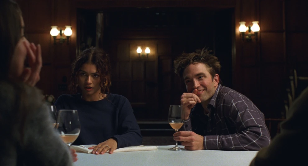 Kadr z filmu &bdquo;Drama" Robert Pattinson Zendaya