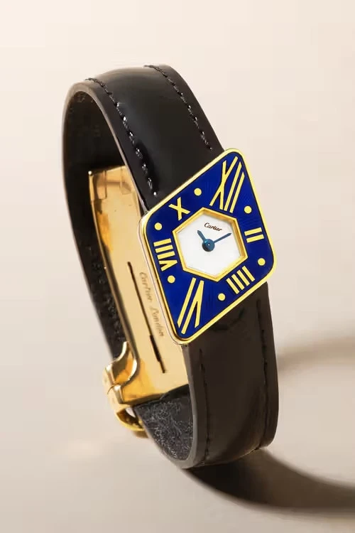 Licytowany zegarek Cartier nawiązuje do asymetrycznych form z epoki Art Deco