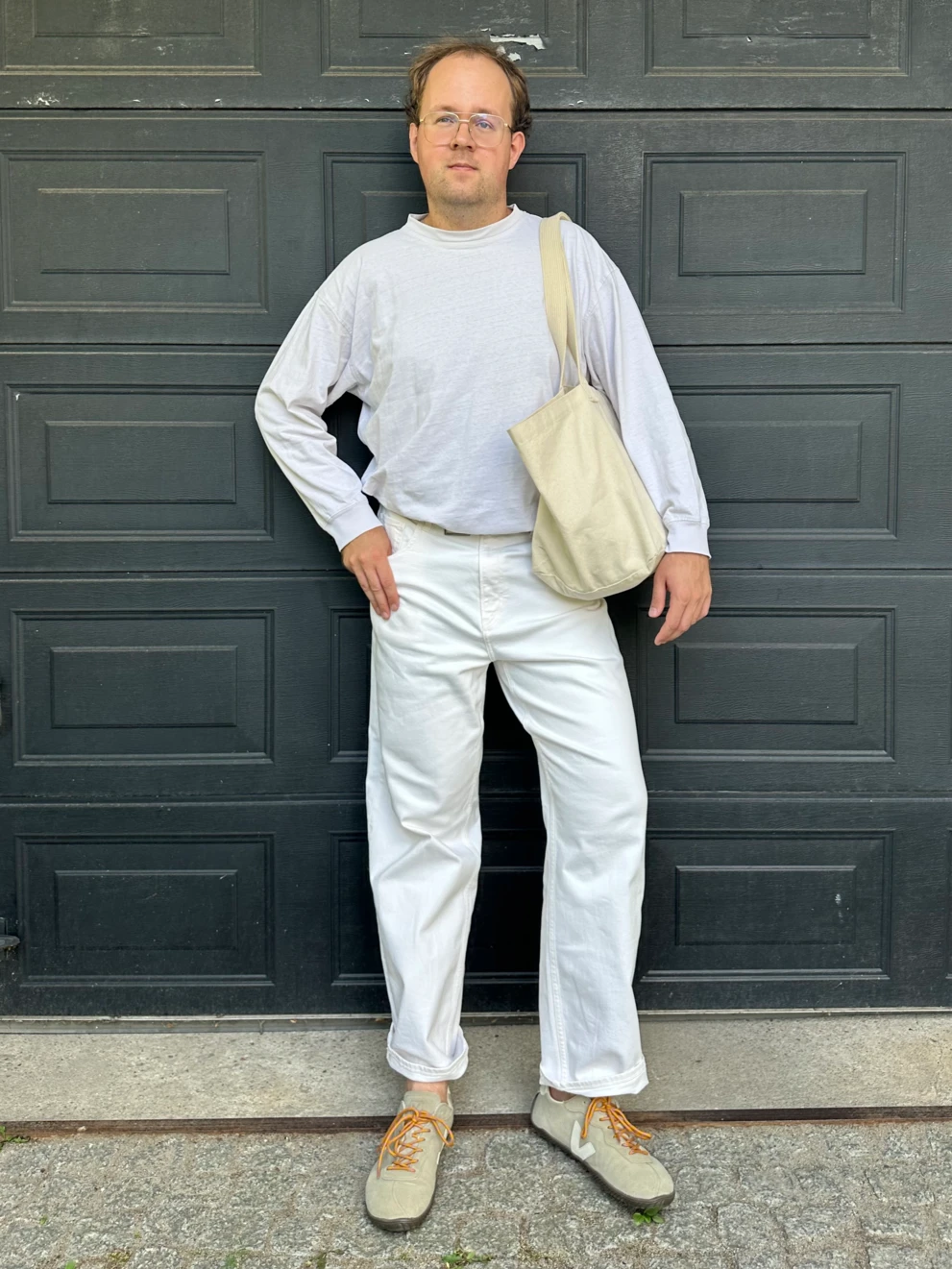 stylizacja z sneakersami Veja Jitsu