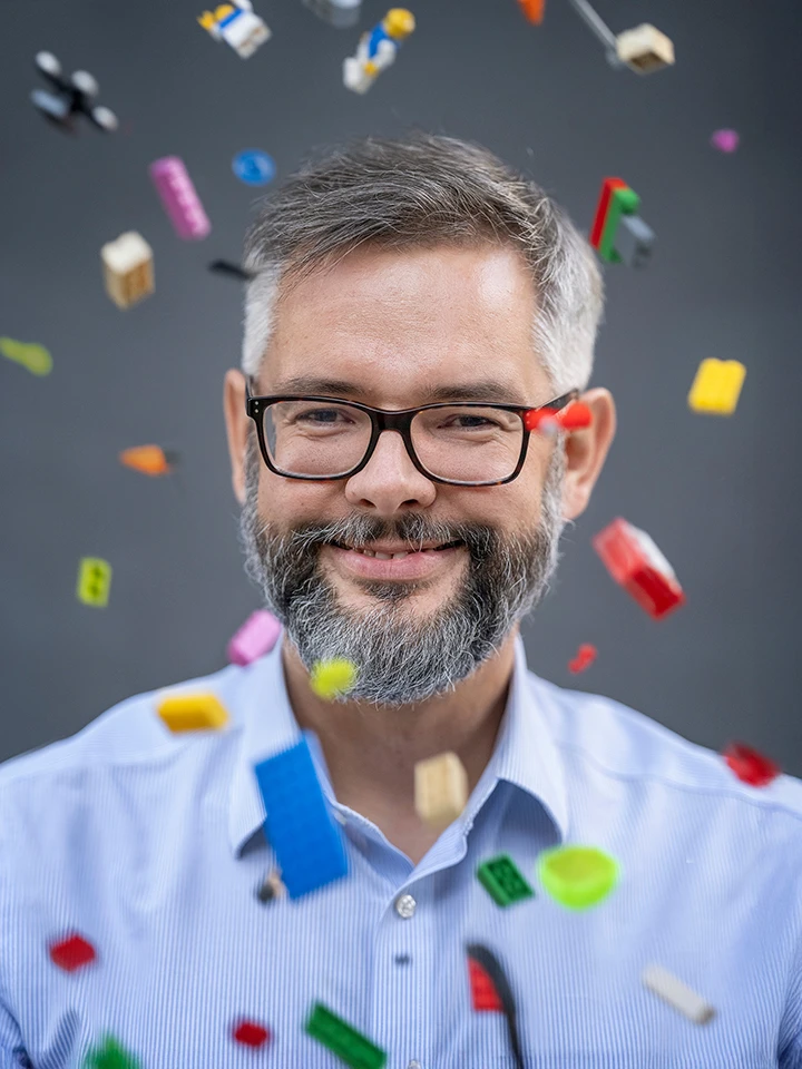 Maciej Kuźmicz w biznesie wykorzystuje metodę z użyciem klocków LEGO