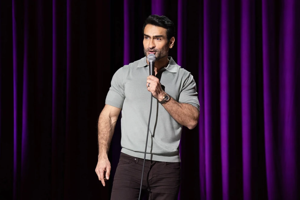 Kadr ze stand-up'u „Kumail Nanjiani: Strumień świadomości”