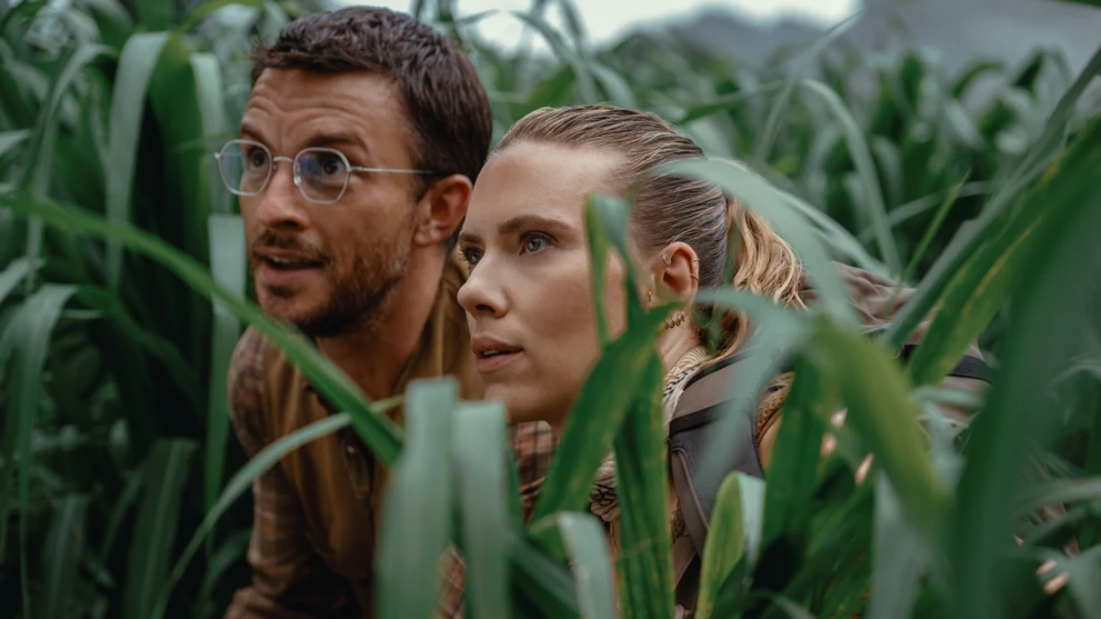 Scarlett Johansson i Jonathan Bailey w &bdquo;Jurassic World: Odrodzenie&rdquo;.