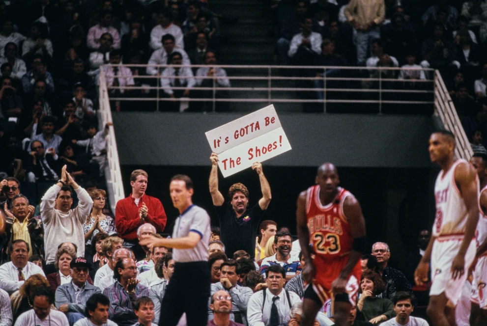 Fan na meczu koszyk&oacute;wki Miami Heat vs Chicago Bulls z transparentem nawiązującym do reklamy Nike Air Jordan z udziałem Michaela Jordana i Spike'a Lee, 1992 rok 