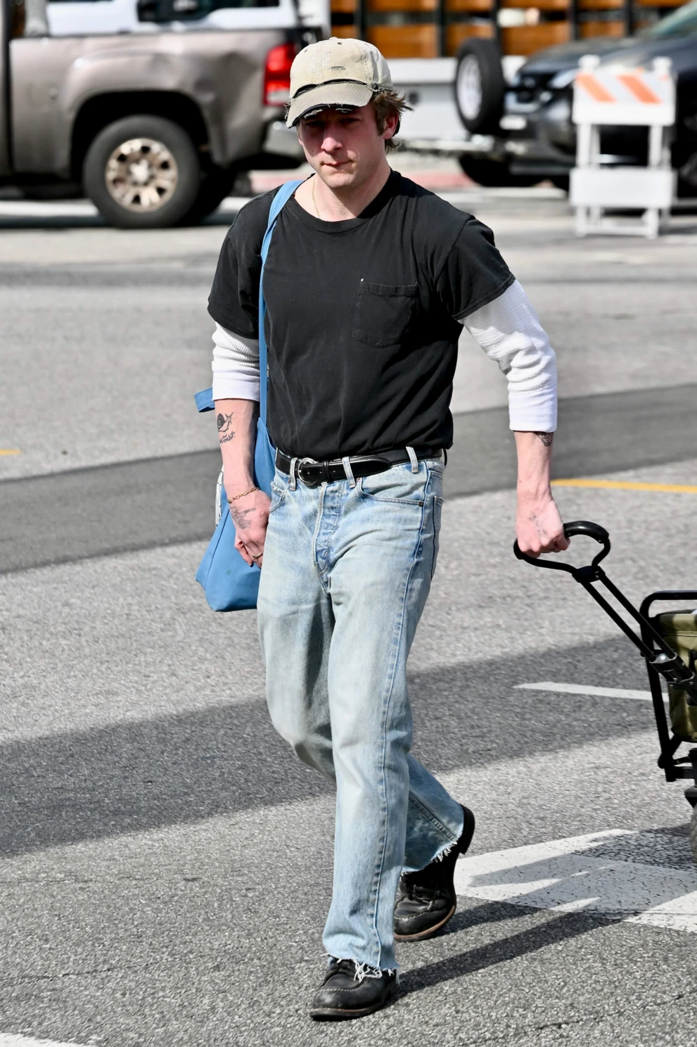 Jeremy Allen White poradnik dla niższych mężczyzn