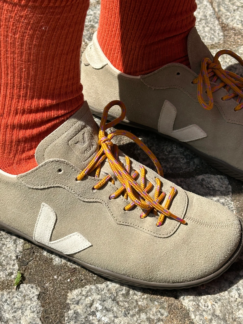 stylizacja z sneakersami Veja Jitsu