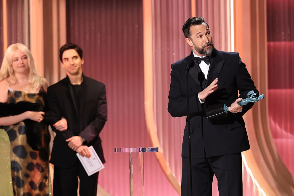 Noah Wyle odbierający nagrodę za główną rolę męską w serialu „The Pitt”